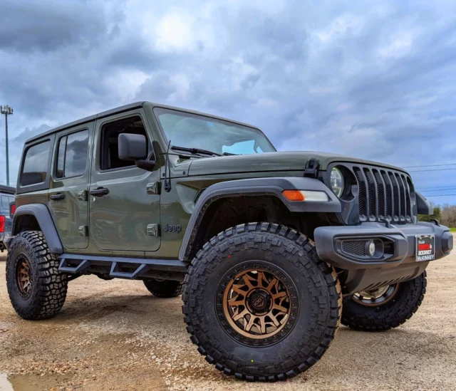 4" Skyjacker, 17X9 Lock Lunatic, 37X12.50 Kenda MT2