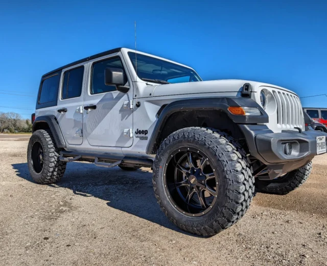 2.5" Lift, 20X10 Moto Metal 970, 35X12.50 Landsail MT